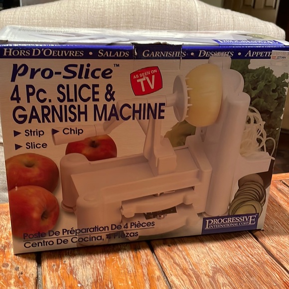 Other - Pro-Slice 4 piece Slice and Garnish Machine